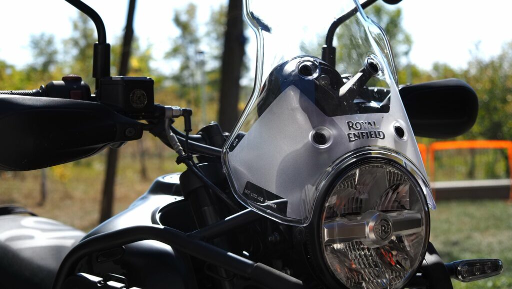 Round LED headlight and tall screen of the Royal Enfield Himalayan 450